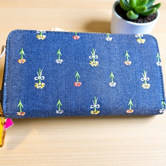 Betsey Johnson Blue Denim Boxed ZA Flower Embroidered Wallet NWT - Picture 10 of 11